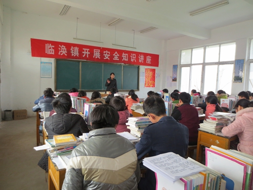 3月11日,临涣镇妇联组织大学生村官前往沈圩中学开展安全教育知识