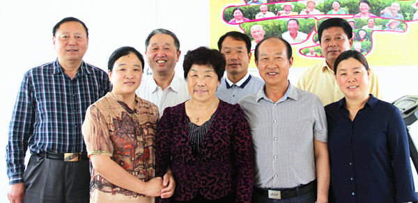 大家合影高志福副会长邀请福利院领导到"方山陵园"参观园林建设方山